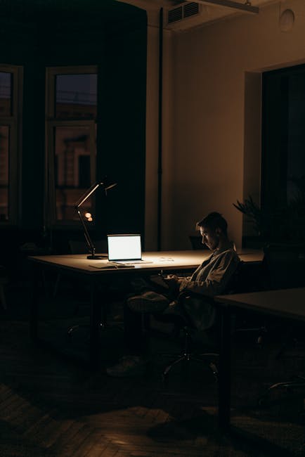 Telekommunikation bei Nacht – Startup-Mitarbeiter im Büro