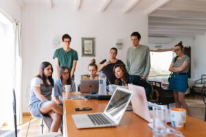 <strong>Digitale Transformation in mittelständischen Unternehmen: Herausforderungen & Lösungen</strong>