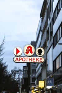 <strong>Telepharmazie-Apotheken: Videotelefonie zur telepharmazeutischen Beratung vor Ort sowie für Pflegeheim-Kunden implementieren</strong>