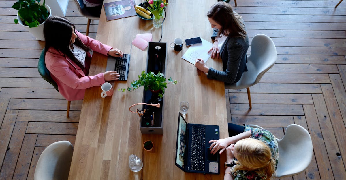 Team diskutiert an einem Tisch mit vielen Zetteln über Ideen zur Cloud-Kommunikation.