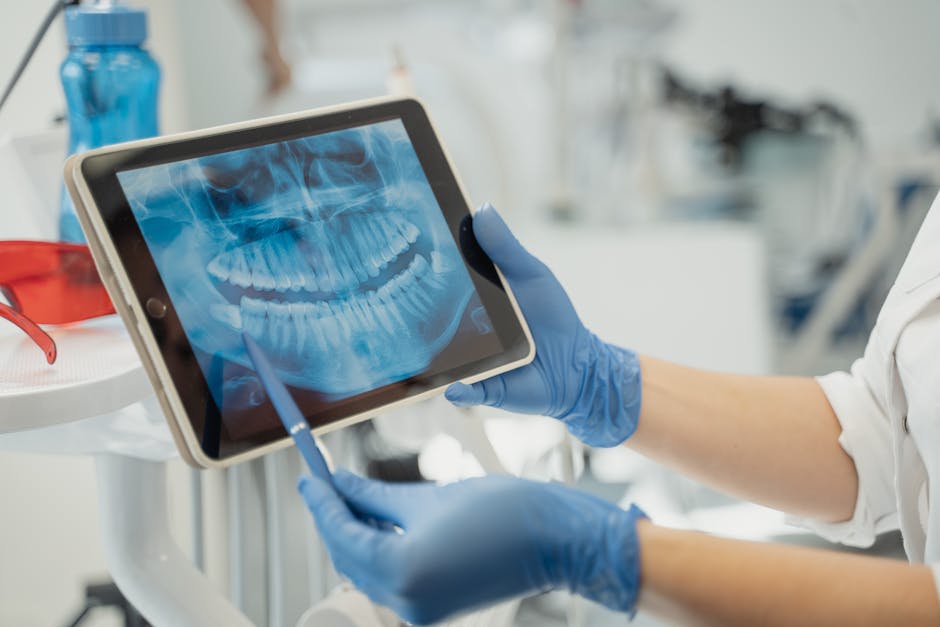 Ärztin betrachtet auf einem Tablet ein digitales Kiefermodell in der Praxis – moderne Praxissoftware, Cloud-Telefonie und sichere Kommunikation Zahnarztpraxis